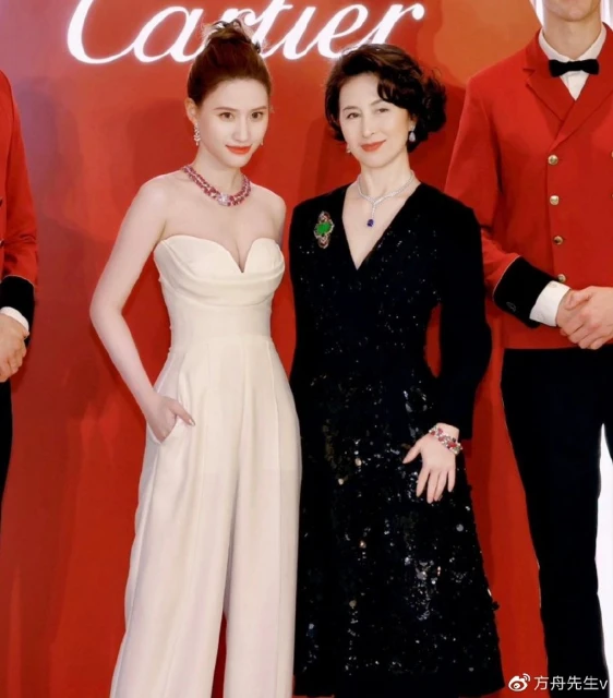 賭王千金何超蓮與何超瓊同框　相差近29歲無損好感情