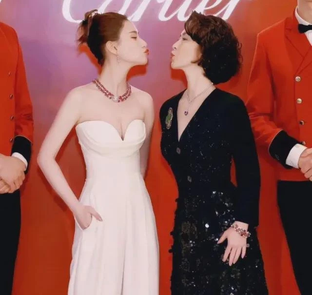 賭王千金何超蓮與何超瓊同框　相差近29歲無損好感情