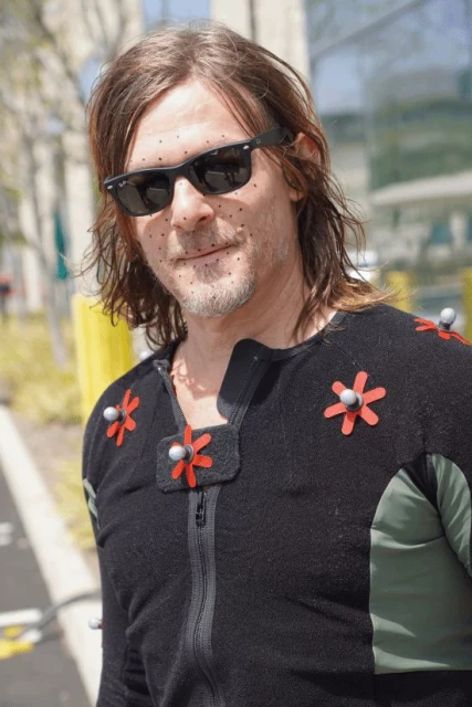 小島秀夫曬與弩哥合影：墨鏡一戴誰也不愛