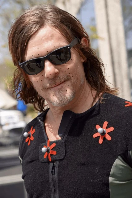 小島秀夫曬與弩哥合影：墨鏡一戴誰也不愛