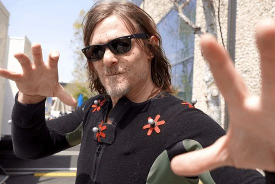 小島秀夫曬與弩哥合影：墨鏡一戴誰也不愛