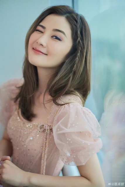 合體阿Sa吸金　阿嬌透視裝搶風頭