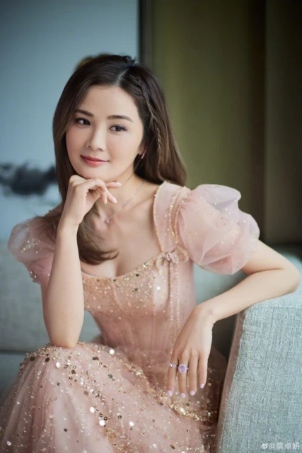 合體阿Sa吸金　阿嬌透視裝搶風頭