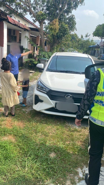 年幼姐弟迷路欲攔車求助　警員撞見護送回家