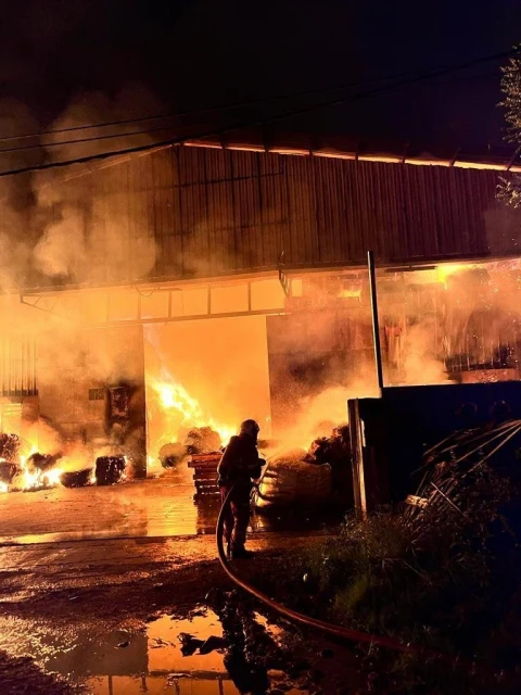 椰子加工廠遭祝融光顧　濃煙滾滾情況駭人