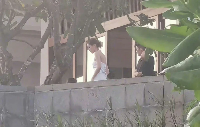 巴厘島世紀婚禮倒數2天　何超蓮低胸露背婚紗照曝光