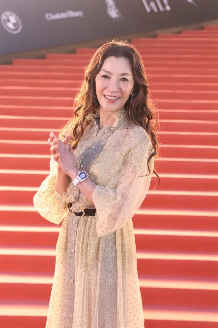 【金像獎2023】成首位頒獎嘉賓　楊紫瓊登場全場掌聲不停！