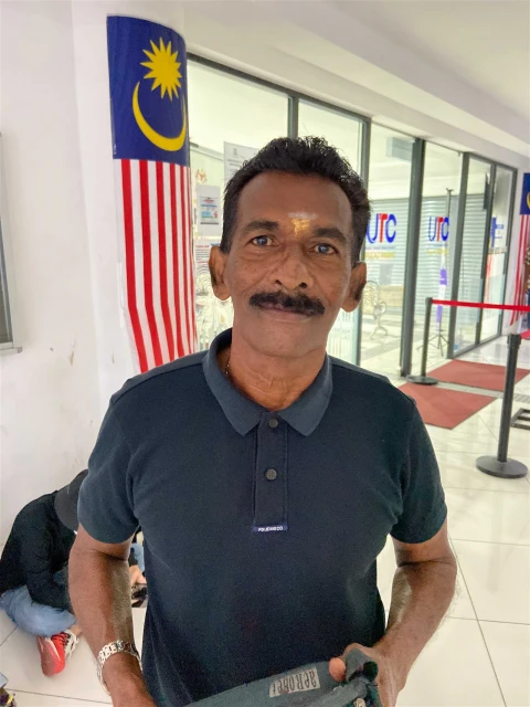 民眾以為齋戒月更新護照人潮少　結果仍須「摸黑」排隊搶號碼