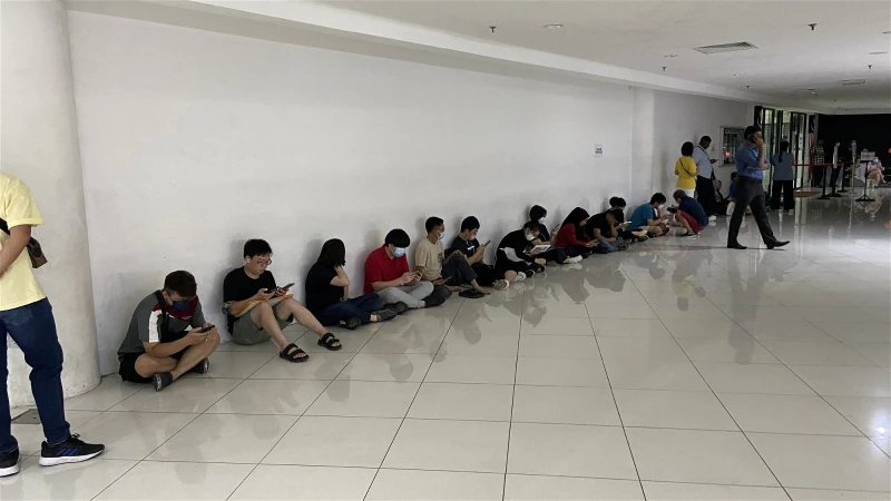 民眾以為齋戒月更新護照人潮少　結果仍須「摸黑」排隊搶號碼