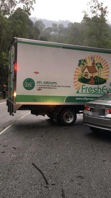 轎車猛撞載菜羅里　一家三口1死2傷