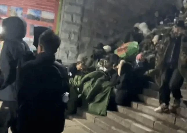 化身特種兵旅遊的大學生們，讓我開始擔心五一了