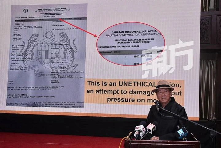 21天內提呈財務清冊　李金友已向報窮局報到