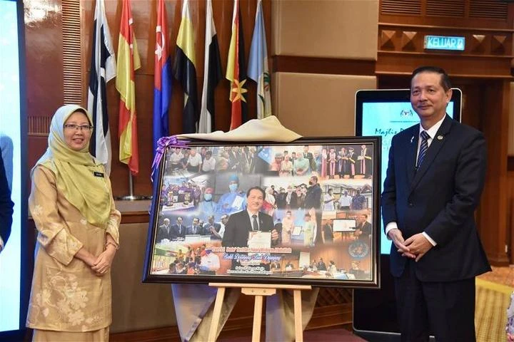 衛生部為諾希山辦榮休儀式　表揚和感謝大馬抗疫英雄