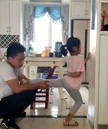 醫生斷言一輩子坐輪椅　癱瘓女童堅持復建3年改變命運