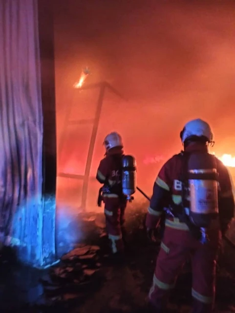 塑料工廠清晨遭祝融光顧　濃煙直衝天際情況駭人