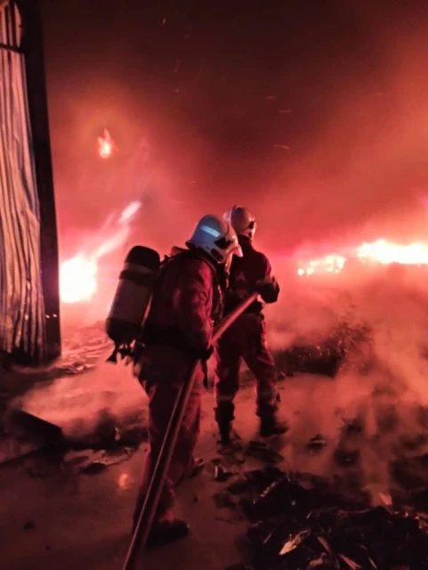 塑料工廠清晨遭祝融光顧　濃煙直衝天際情況駭人