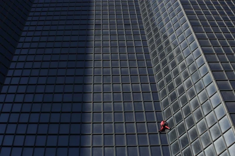 法國「蜘蛛人」爬摩天大樓　反對馬克龍推動退休制度改革