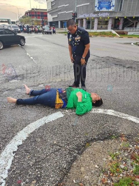 送餐員車禍倒臥路上　柔警總長下車幫忙