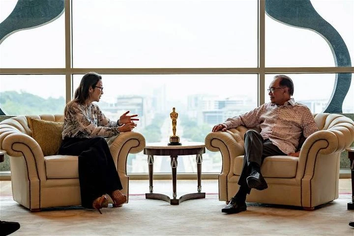 楊紫瓊攜小金人會見安華