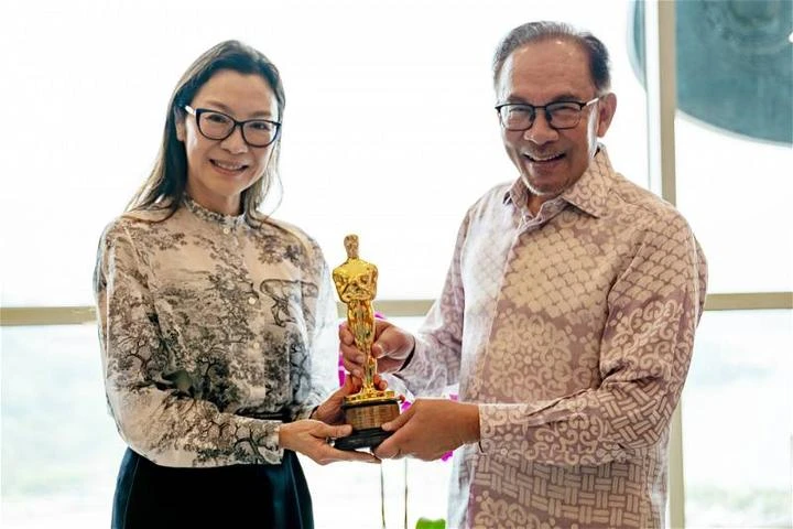 楊紫瓊攜小金人會見安華