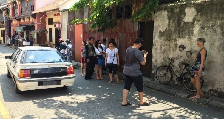 「姐弟共騎」畫家爾納斯又悄到檳作畫　吁關注煙霾問題