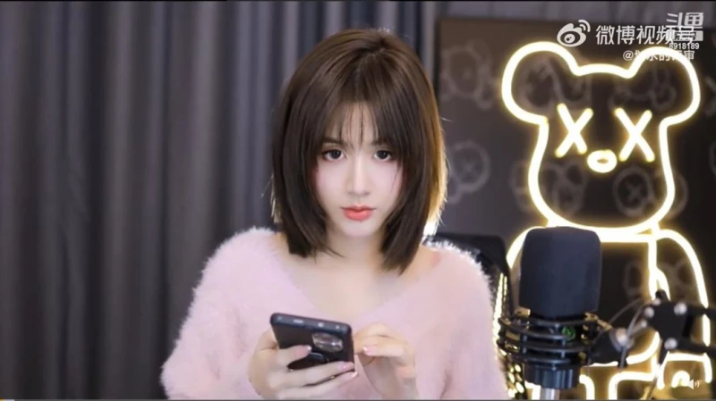 網紅忘關直播洗澡遭電視反射畫面流出　放送事故慘遭禁封