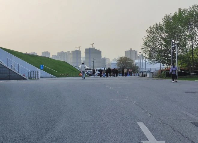 跟春決現場的保安聊完後，我覺得LOL還是該好好活著