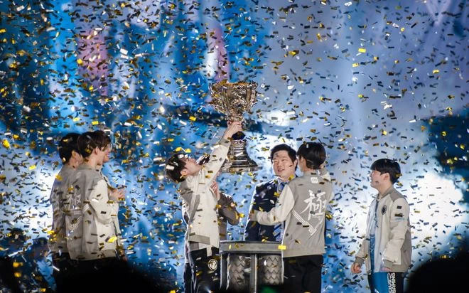 跟春決現場的保安聊完後，我覺得LOL還是該好好活著