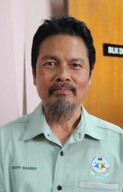 「敵不動我不動」　野象停在路中央致車流停擺