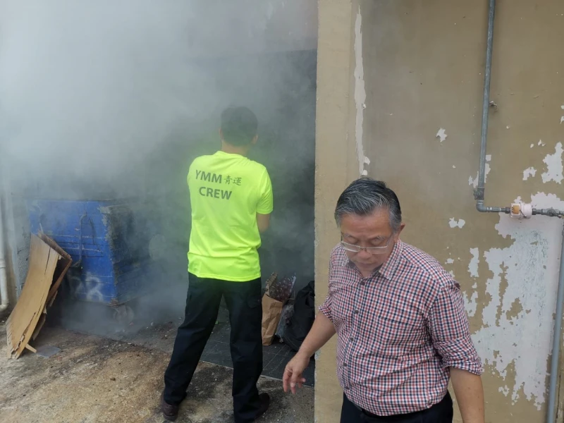 疑把爆竹拋向組屋垃圾槽　引發大火衝上3樓嚇壞居民