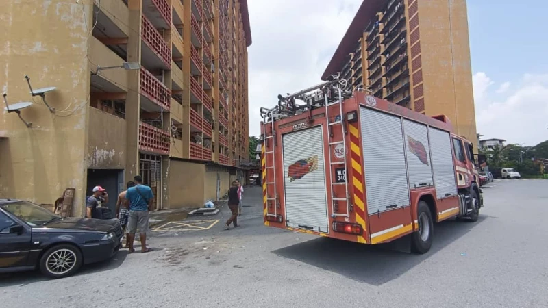 疑把爆竹拋向組屋垃圾槽　引發大火衝上3樓嚇壞居民