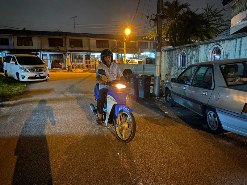 每周風雨不改凌晨騎摩哆越堤　年邁父親只為探望獄中兒子
