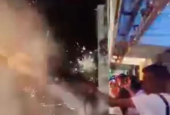 檳甘榜馬來由歡慶開齋節　煙花爆竹轟炸上空如「戰場」