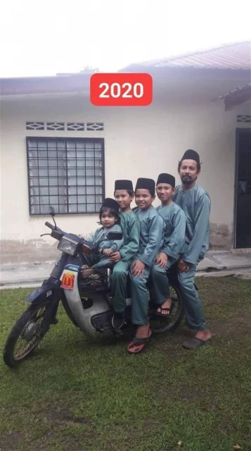 每年開齋節都與孩子拍下合照　11年來風雨不改記錄孩子成長過程