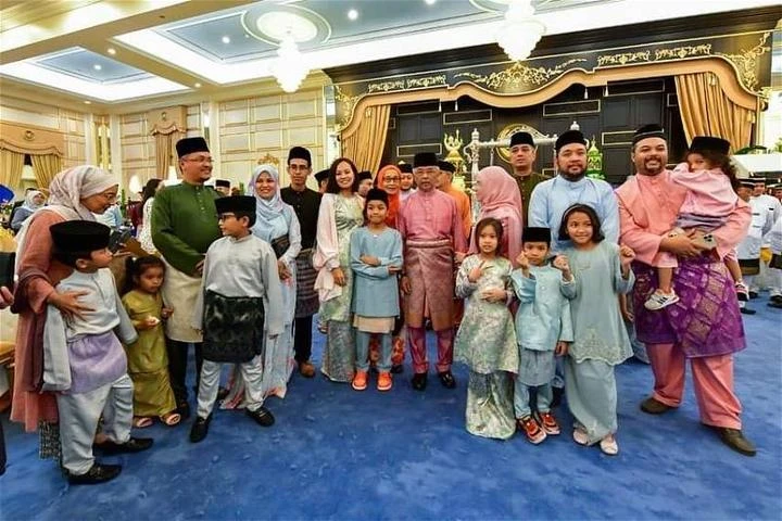 部長攜子女入宮被質疑違禮儀　王宮：與內閣家眷慶開齋更歡樂