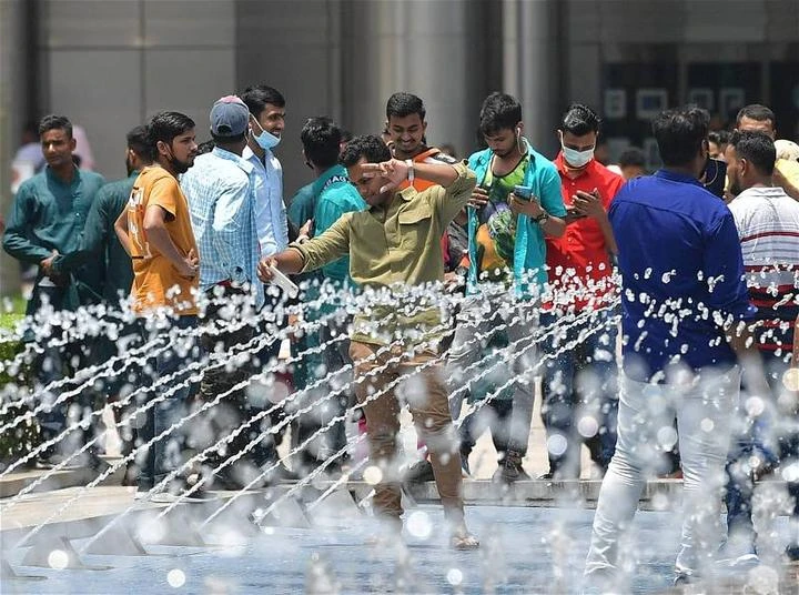 一連4天開齋節連假　KLCC商場內外擠爆人潮