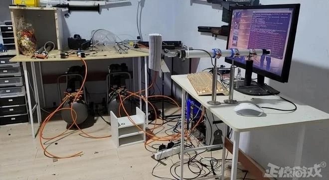 比手工耿還瘋的大神玩家，神級還原大狙後坐力，一槍能把桌子干翻