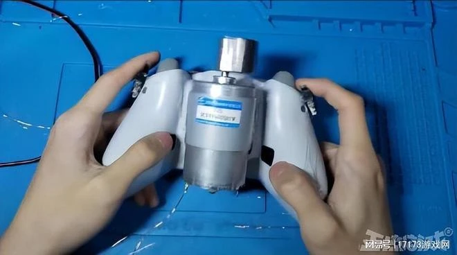 為體驗CSGO大狙的威力，大神DIY出神器，玩一小時肩膀能脫臼！