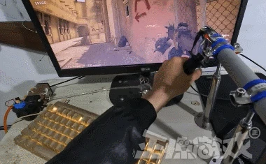 比手工耿還瘋的大神玩家，神級還原大狙後坐力，一槍能把桌子干翻