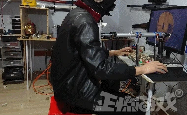 比手工耿還瘋的大神玩家，神級還原大狙後坐力，一槍能把桌子干翻