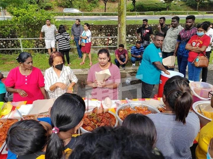 【獨家】網絡爆紅路邊椰漿飯攤　民眾不惜大排長龍購買