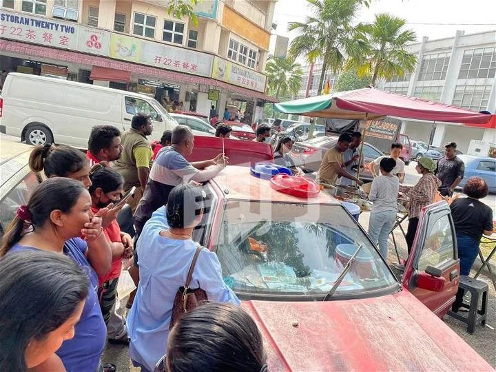 【獨家】網絡爆紅路邊椰漿飯攤　民眾不惜大排長龍購買