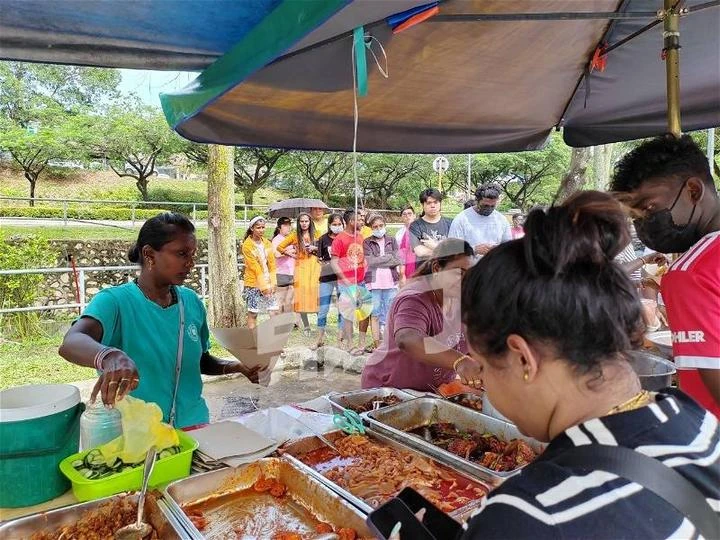 【獨家】網絡爆紅路邊椰漿飯攤　民眾不惜大排長龍購買