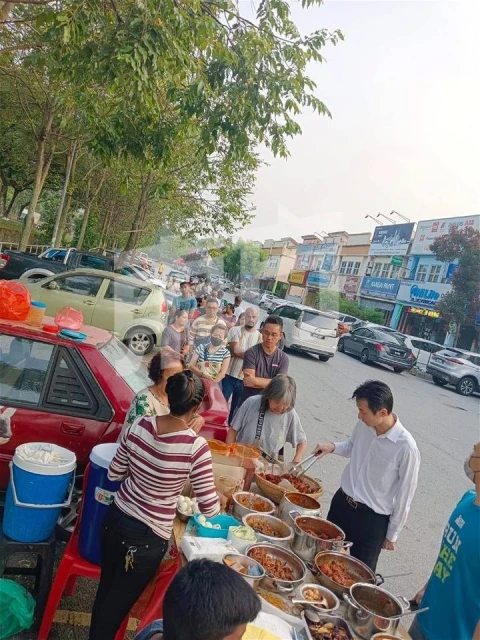 【獨家】網絡爆紅路邊椰漿飯攤　民眾不惜大排長龍購買