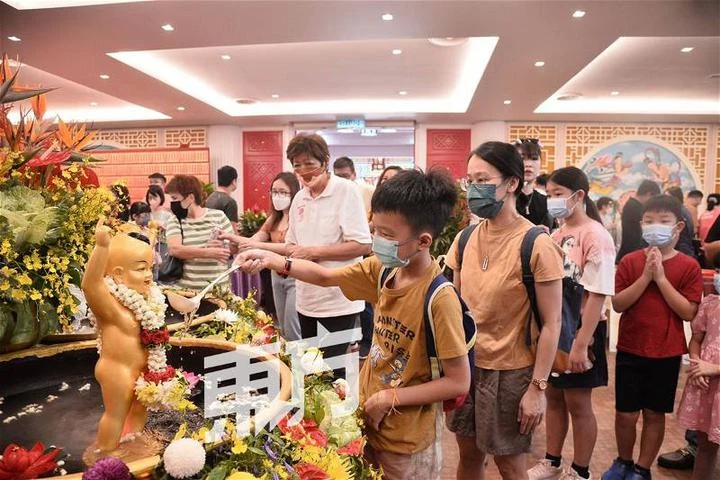 點萬盞心燈、浴佛、三步一拜　雪隆多地佛寺莊嚴慶衛塞節