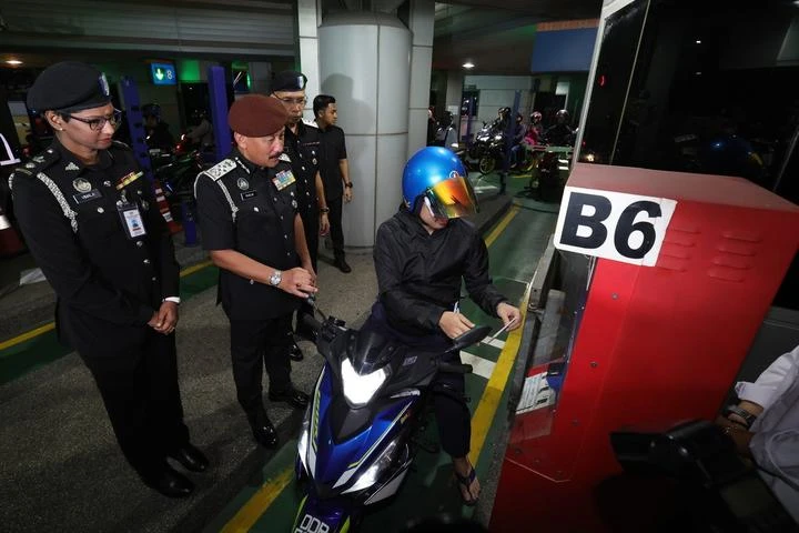 解決新山兩關卡通關擁堵　移民局改輪班制增人手