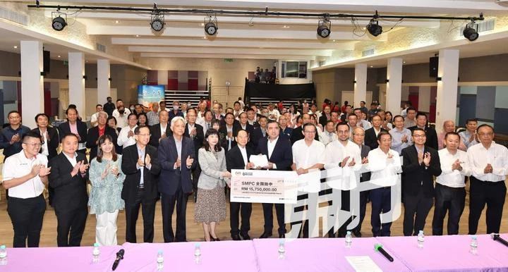 陸兆福移交1575萬撥款予63所獨中　每所獨中獲25萬