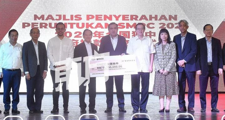 陸兆福移交1575萬撥款予63所獨中　每所獨中獲25萬