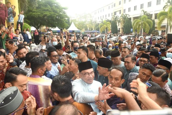 安華抵達老巢峇東埔　民眾高喊「烈火莫熄」