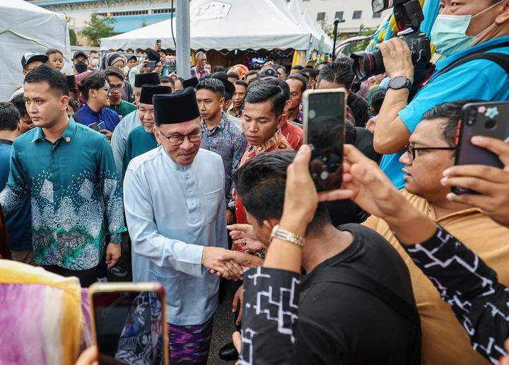 安華抵達老巢峇東埔　民眾高喊「烈火莫熄」